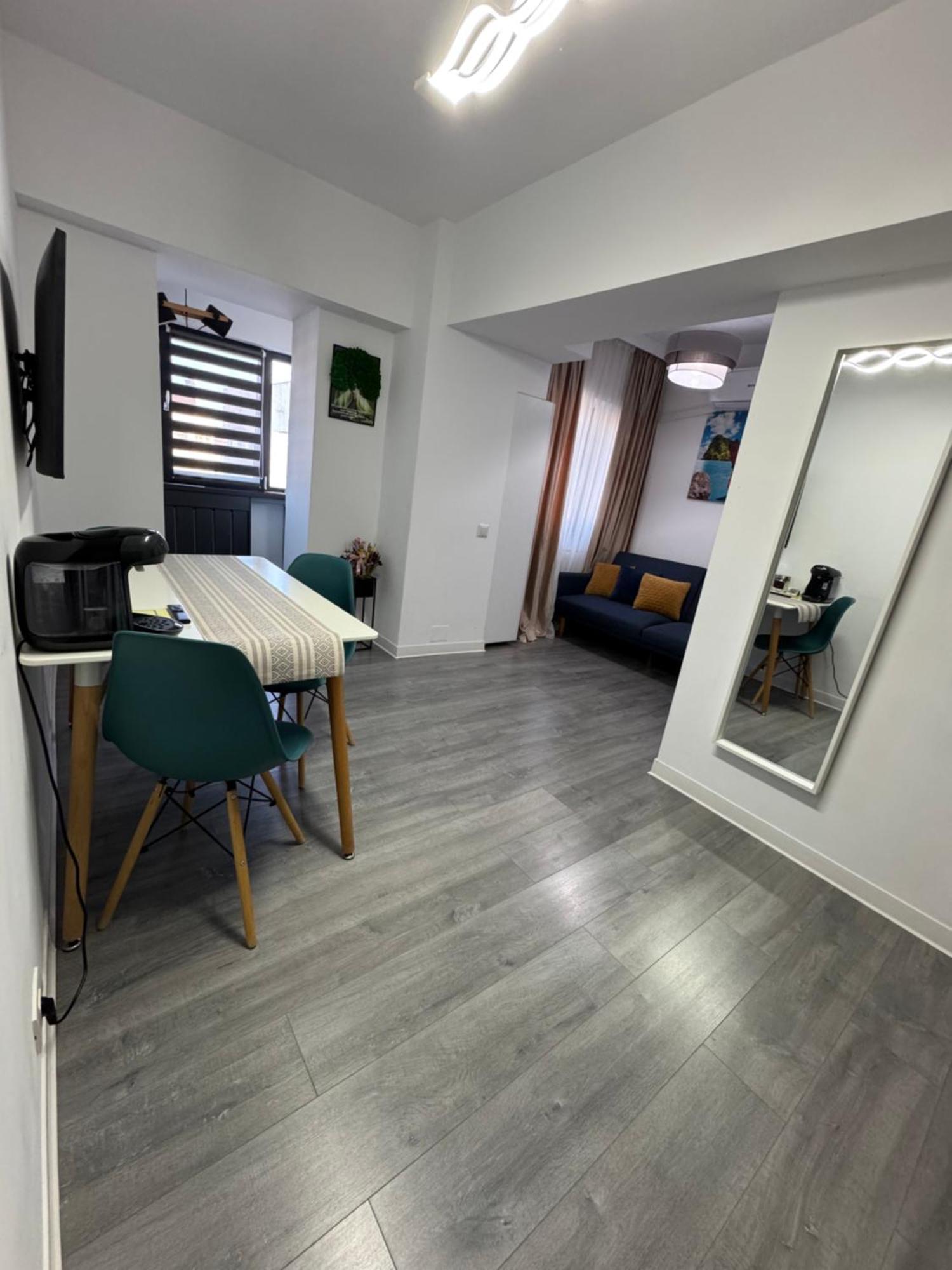 Central Apartment Târgu Jiu Buitenkant foto